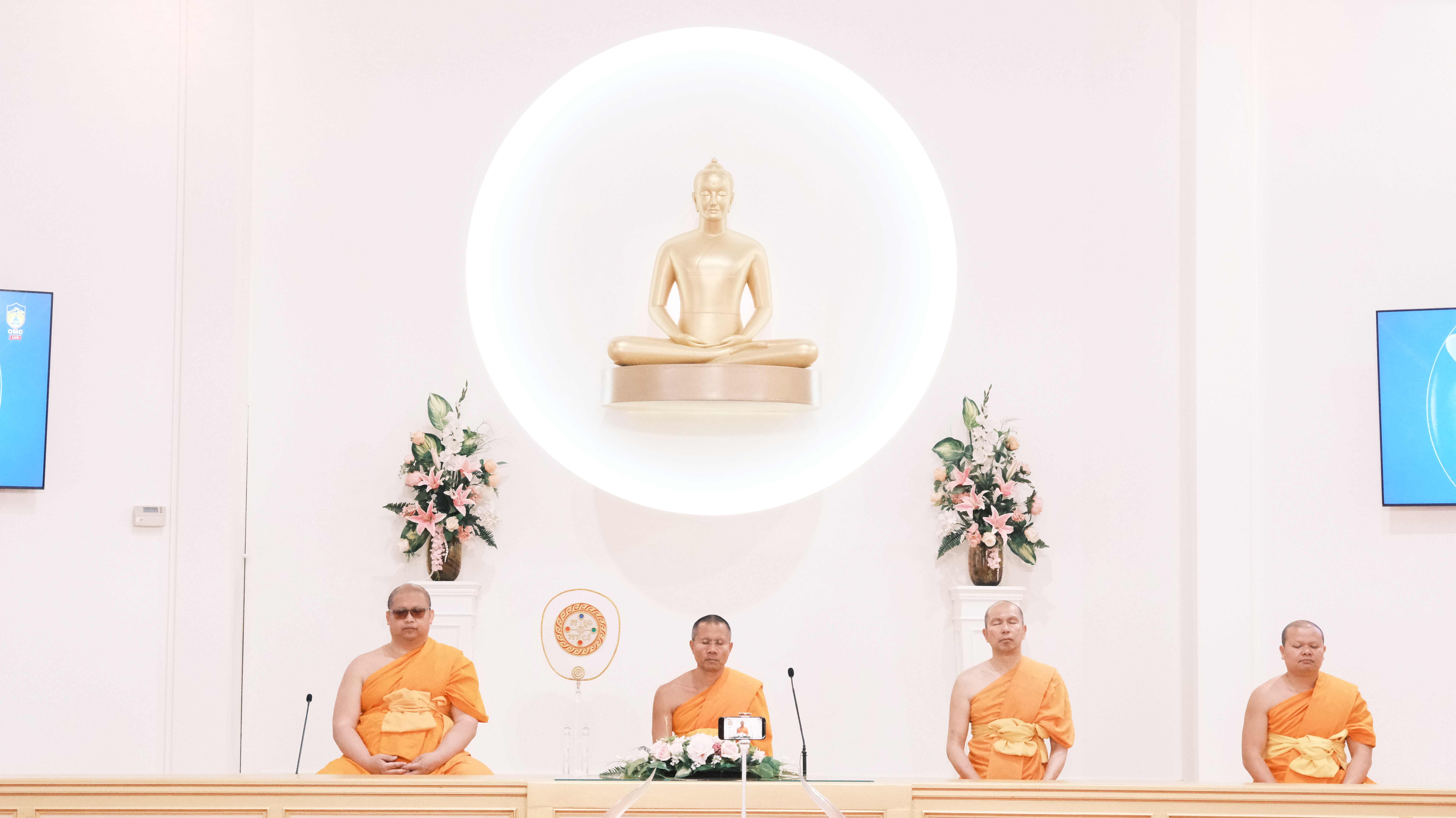 วัดพระธรรมกายออเรกอน จัดพิธีทอดผ้าป่าบำรุงวัด