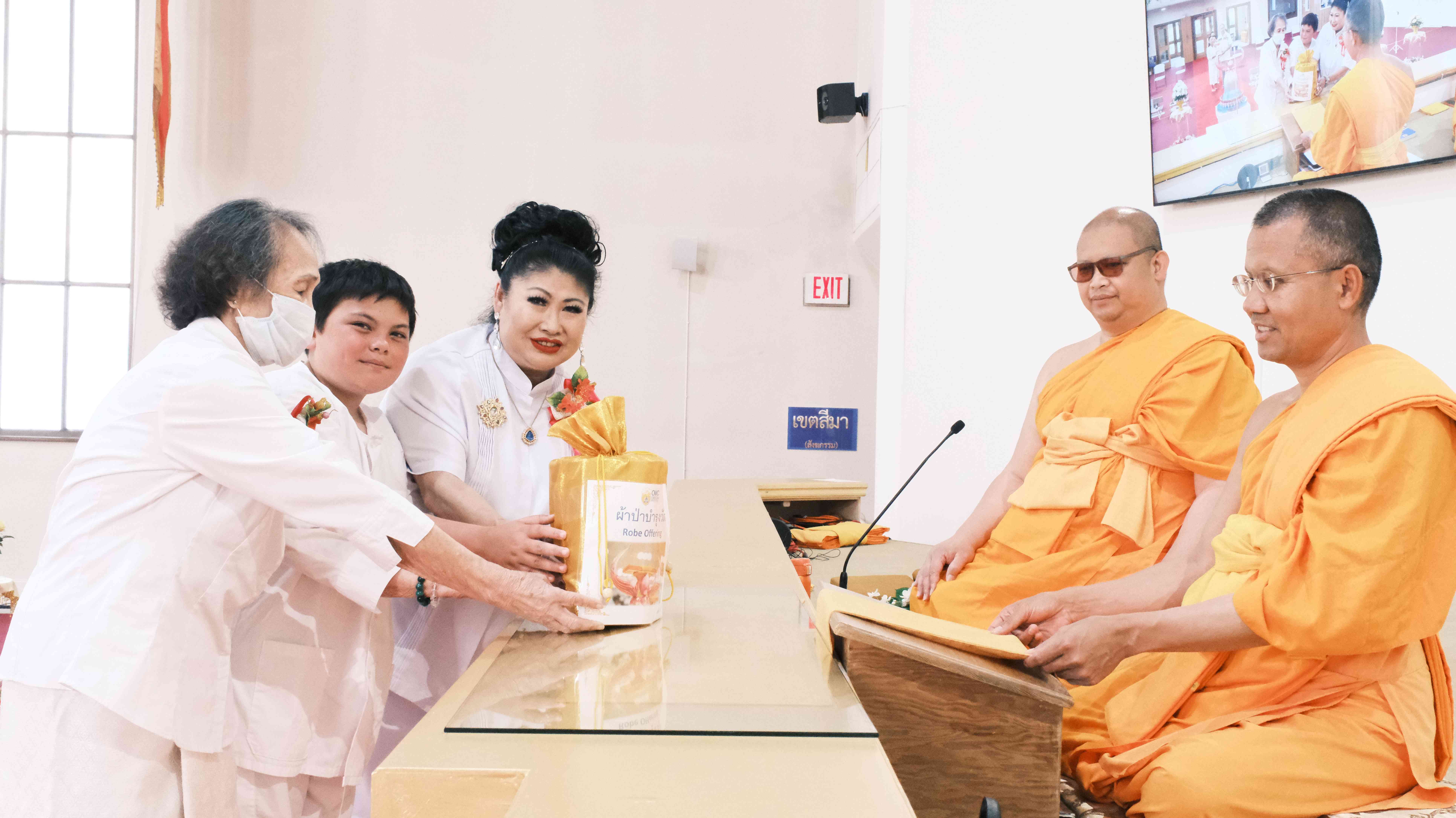 วัดพระธรรมกายออเรกอน จัดพิธีทอดผ้าป่าบำรุงวัด