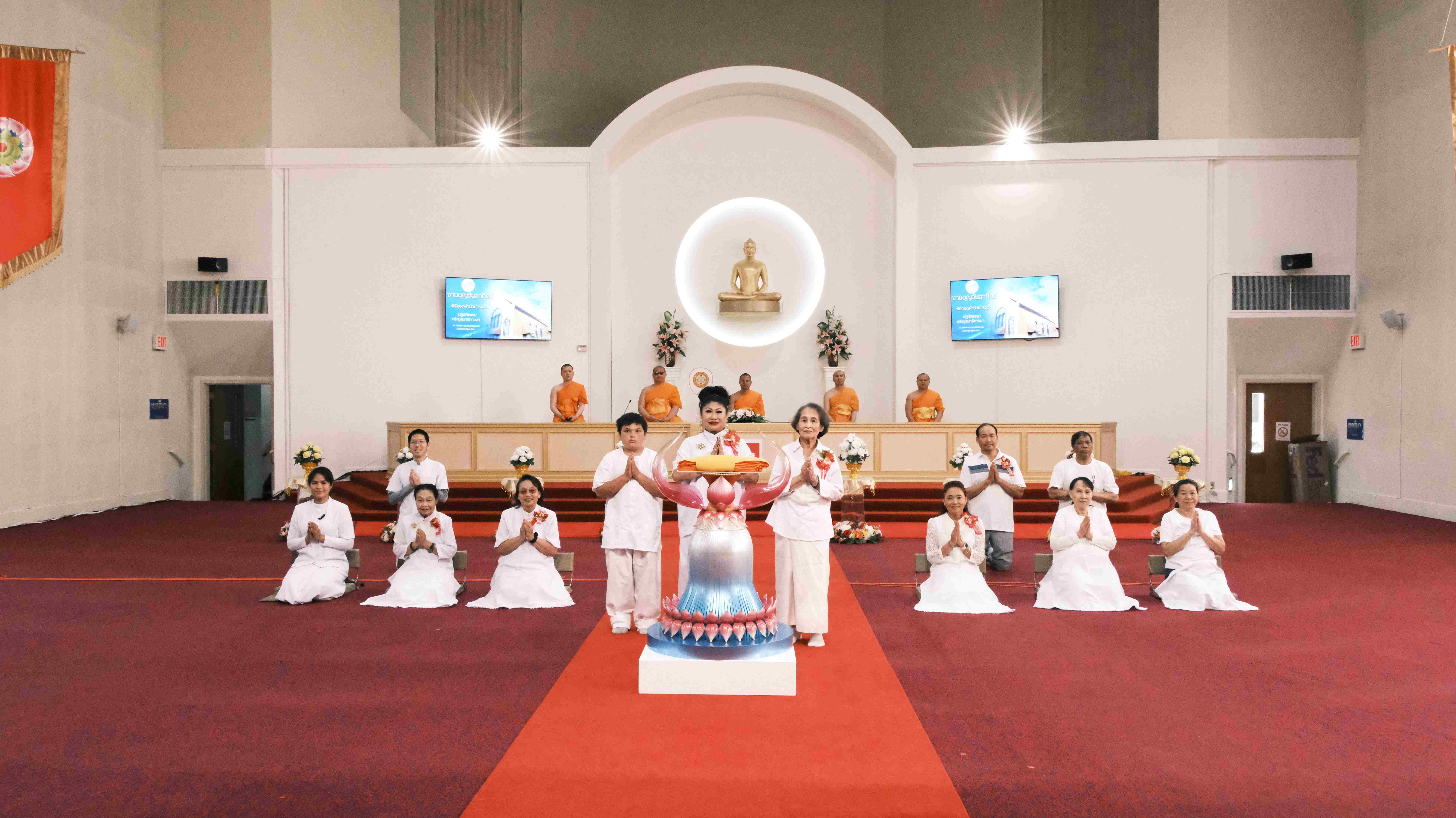 วัดพระธรรมกายออเรกอน จัดพิธีทอดผ้าป่าบำรุงวัด