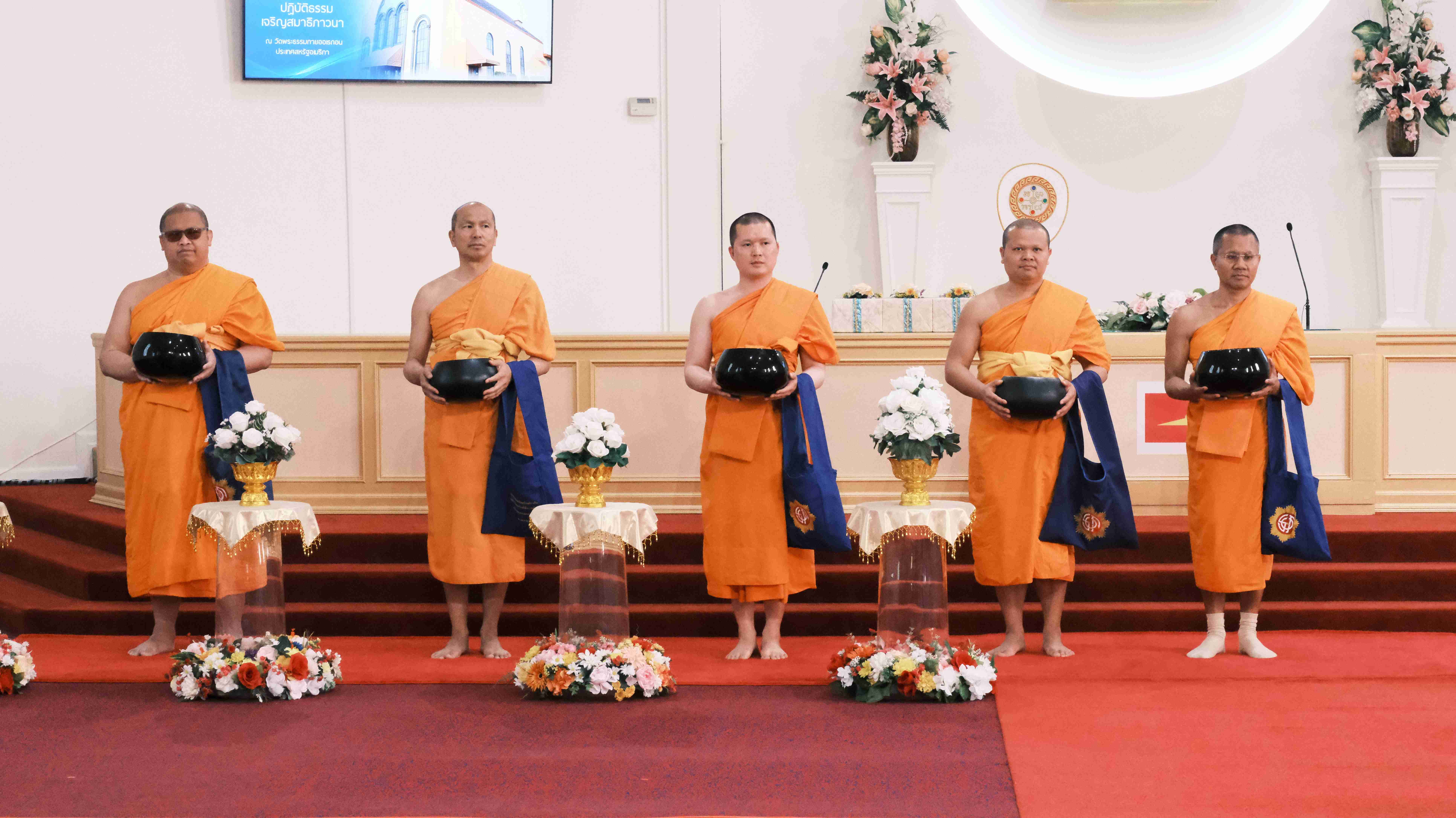 วัดพระธรรมกายออเรกอน จัดพิธีทอดผ้าป่าบำรุงวัด