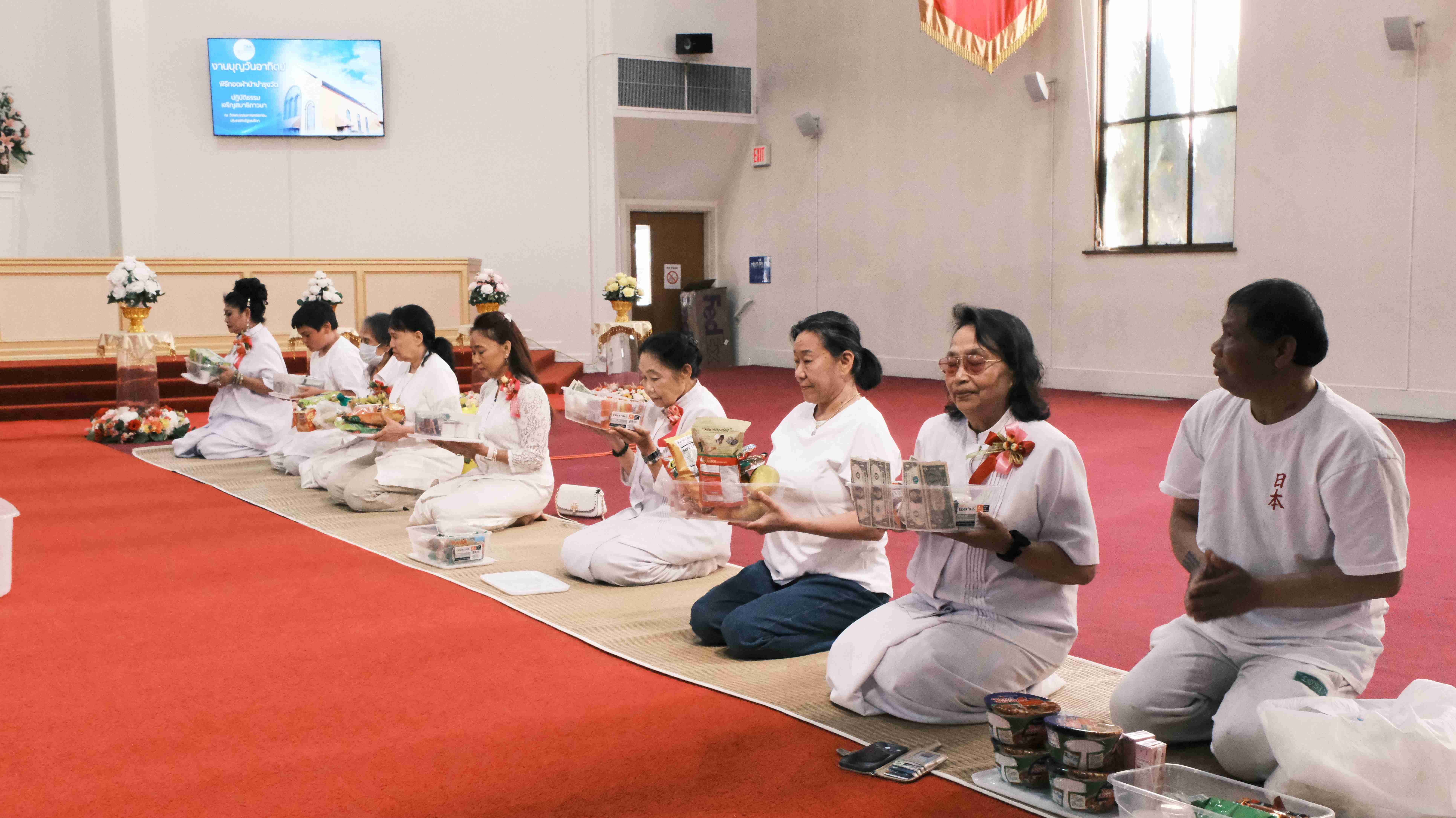 วัดพระธรรมกายออเรกอน จัดพิธีทอดผ้าป่าบำรุงวัด