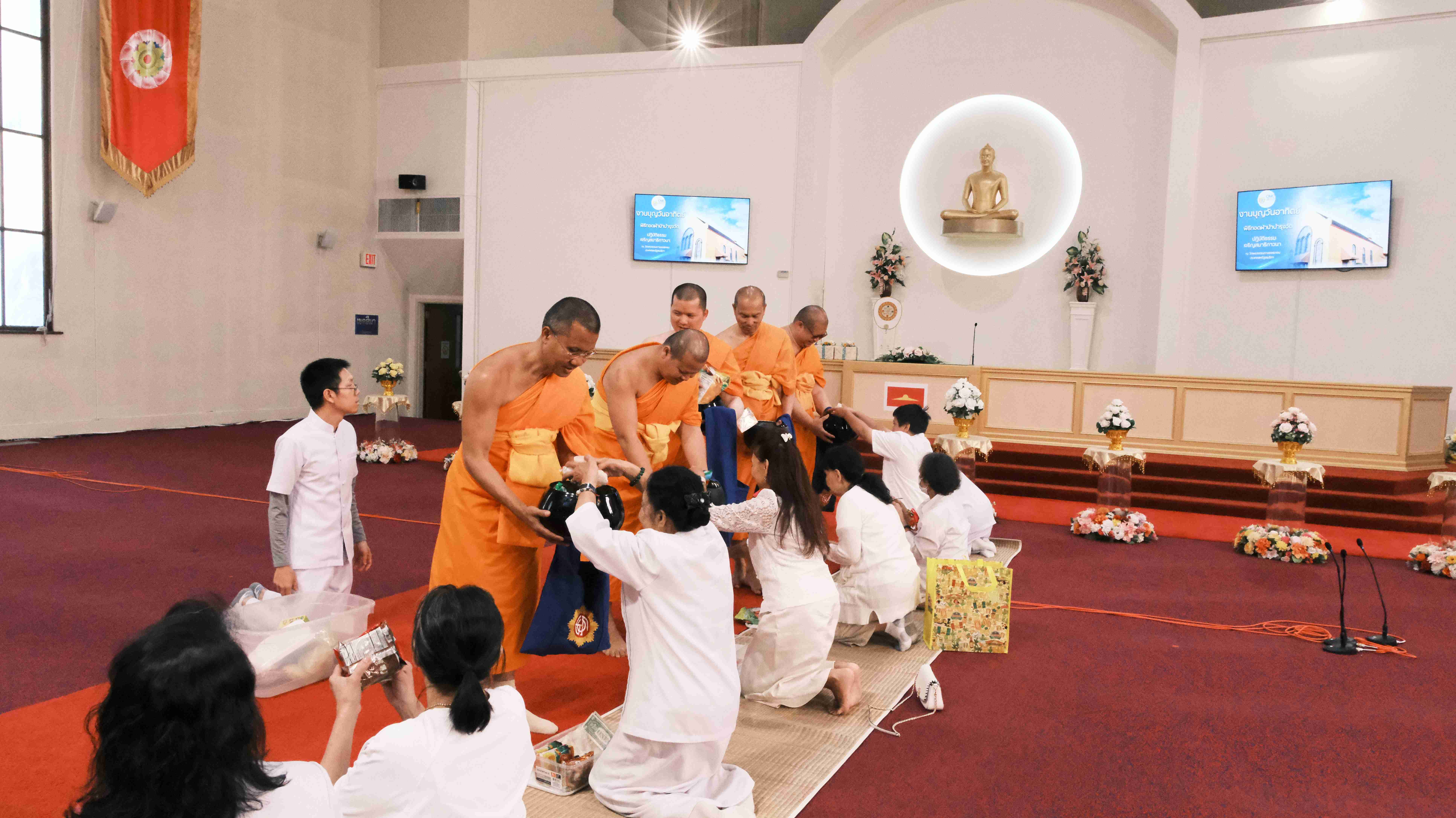 วัดพระธรรมกายออเรกอน จัดพิธีทอดผ้าป่าบำรุงวัด