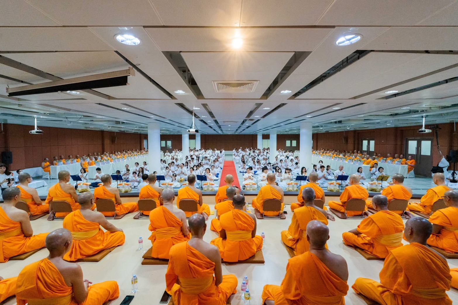 สโมสรซุปเปอร์คิดส์ จัดพิธีถวายมหาสังฆทานแด่พระสงฆ์ 100 รูป