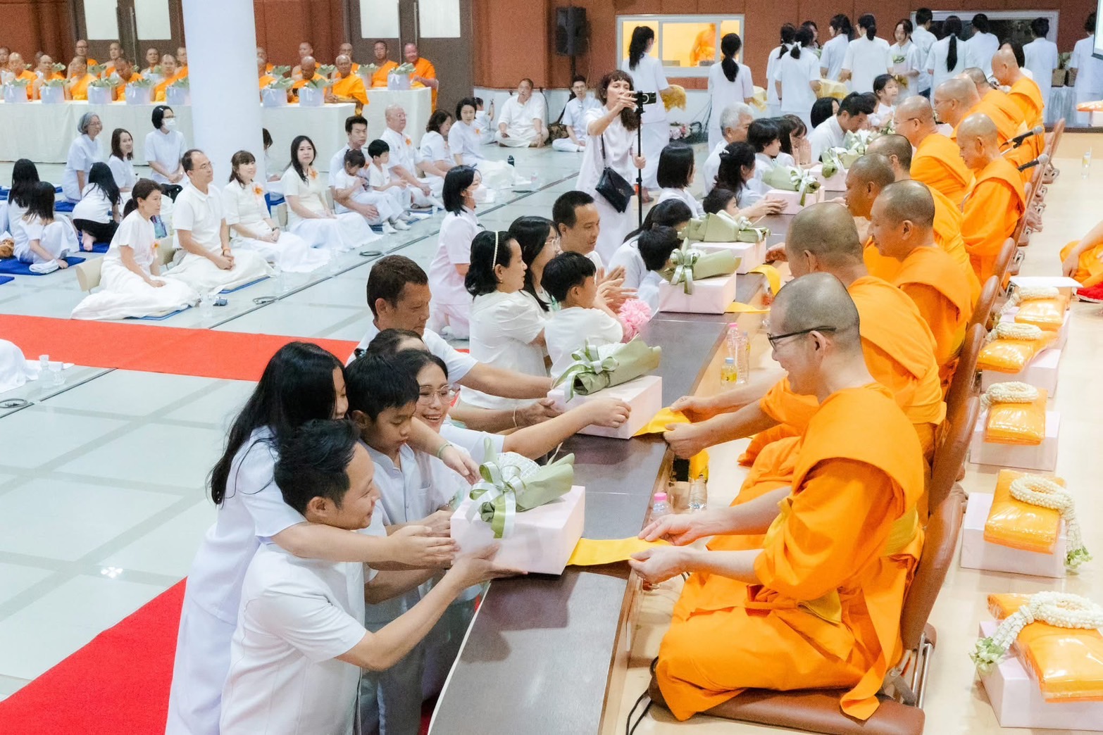 ทุกท่านได้น้อมถวายไทยธรรมแด่คณะสงฆ์