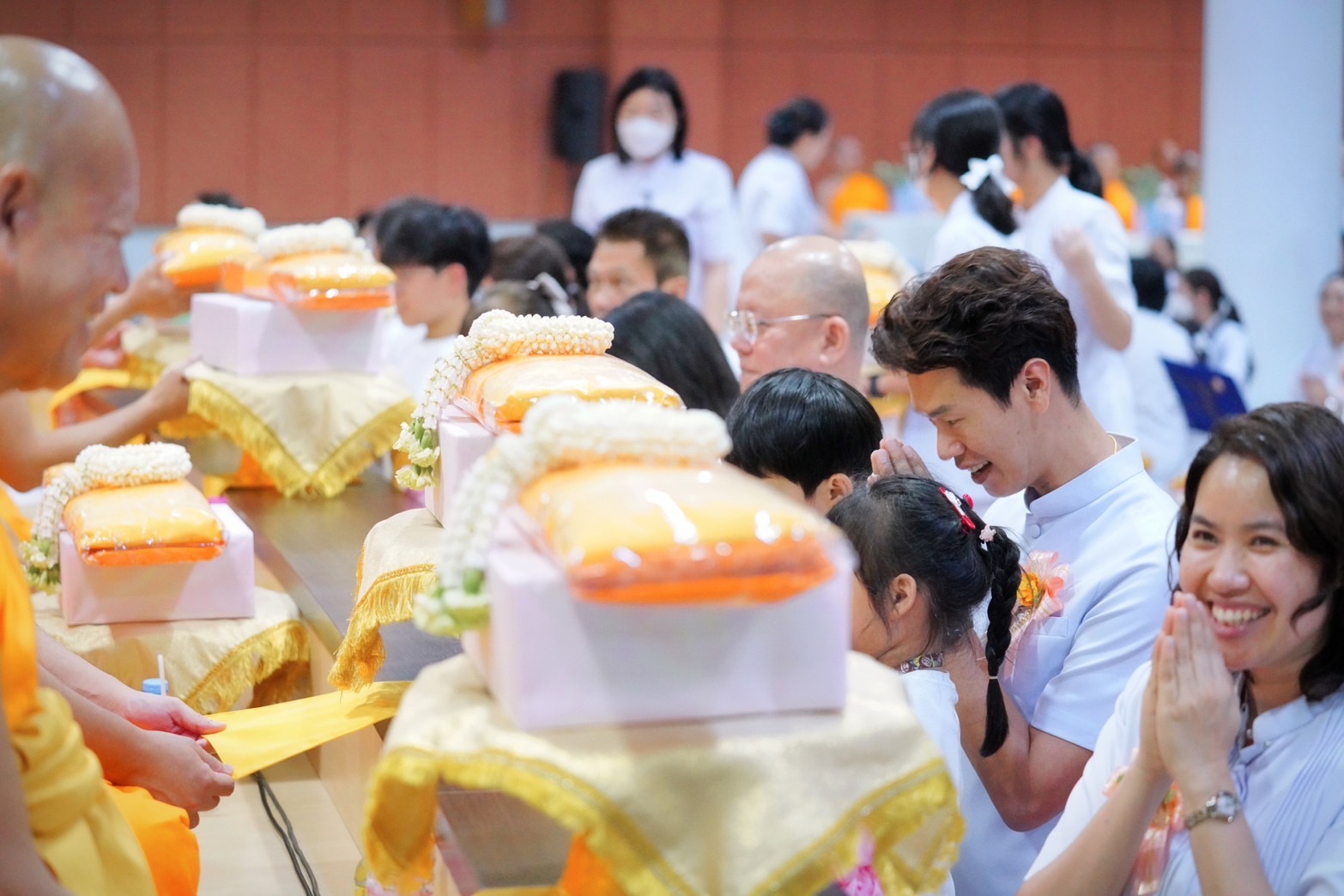 ทุกท่านได้น้อมถวายไทยธรรมแด่คณะสงฆ์