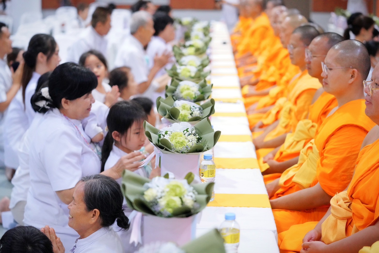 ทุกท่านได้น้อมถวายไทยธรรมแด่คณะสงฆ์