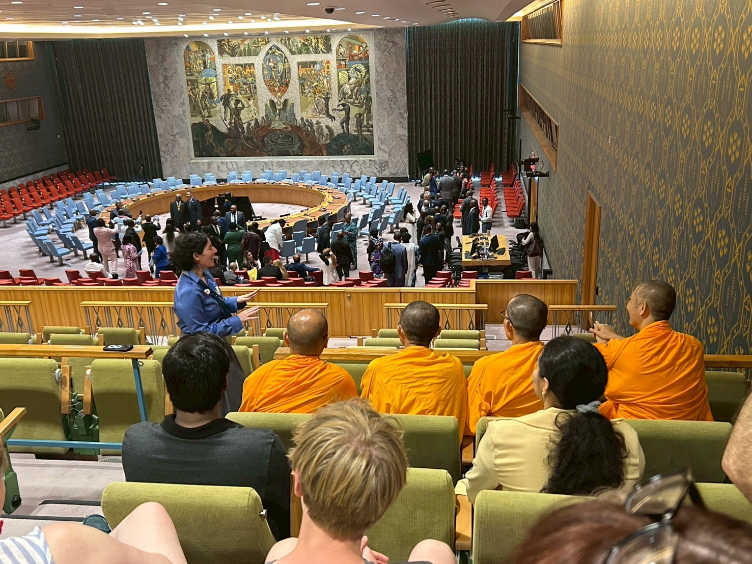 สหพันธ์ชาวพุทธทั่วโลก และคณะสงฆ์วัดพระธรรมกาย เพื่อศึกษาดูงานและเยี่ยมชมสถานที่ ซึ่งใช้เป็นที่ประชุมของผู้นำระดับโลก