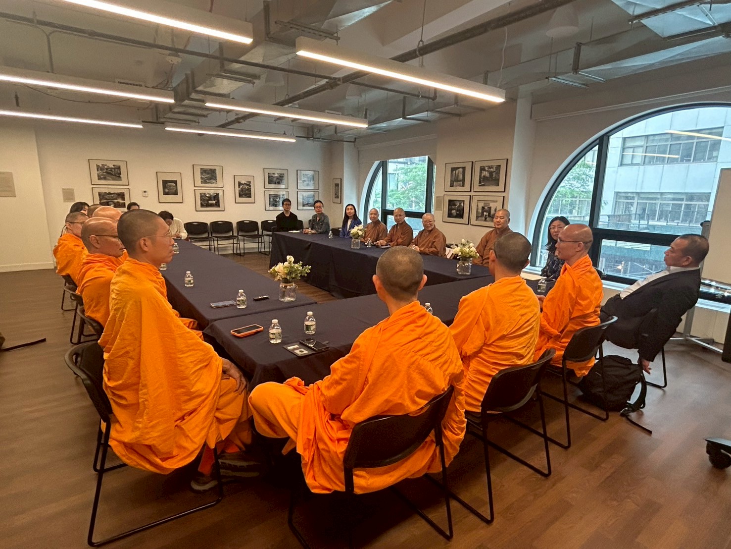 ระหว่างการเยี่ยมชมได้พูดคุยถึงแนวทางความร่วมมือระหว่างสหประชาชาติและองค์กรทางพระพุทธศาสนา