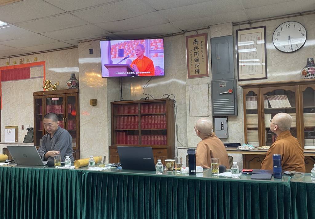 ในส่วนของวัดพระธรรมกายได้บรรยายถึงมโนปณิธานสร้างบารมีของหลวงพ่อธัมมชโย และผลงานเรื่องสันติภาพที่เกิดจากสันติสุขภายใน