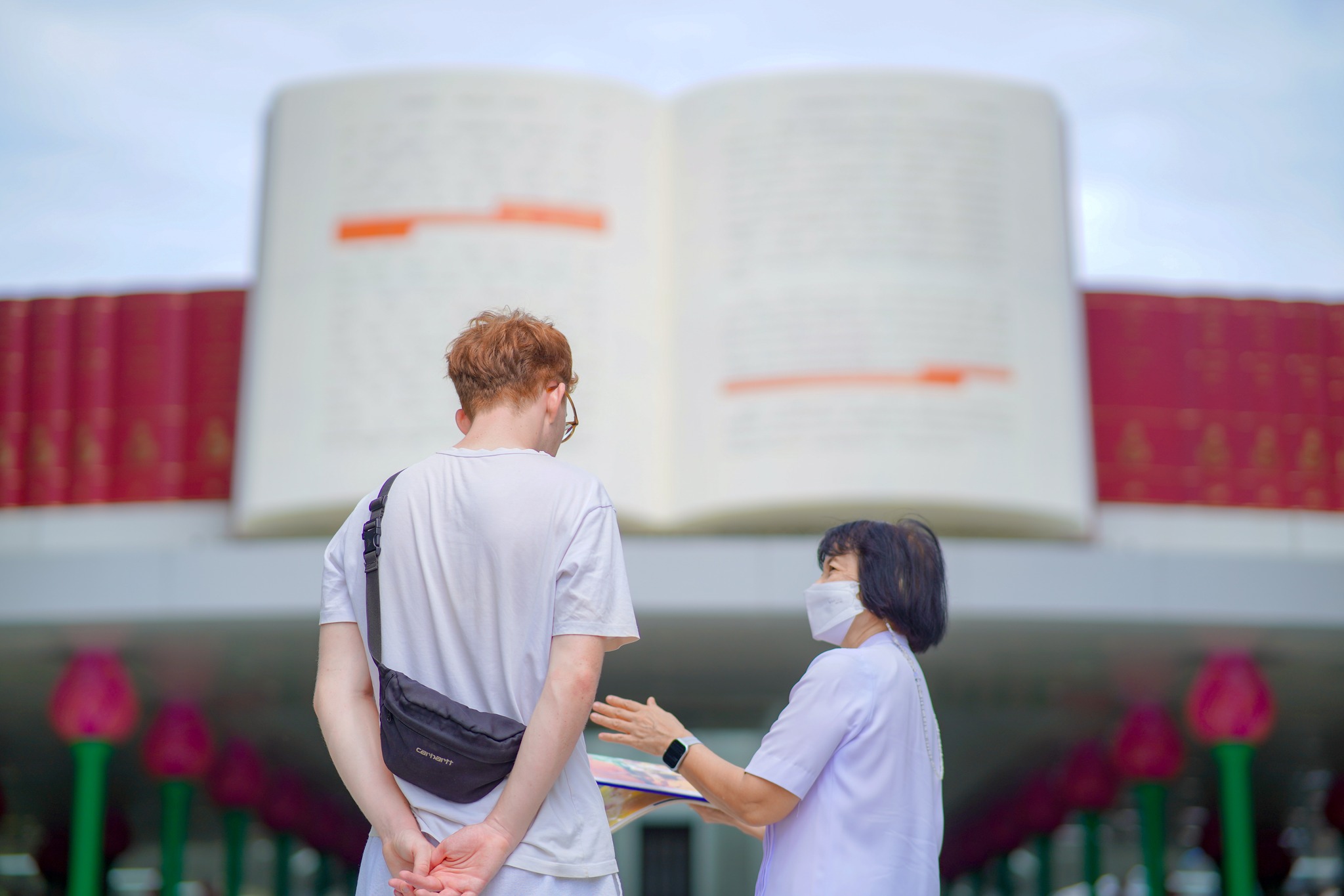 ชาวอังกฤษ สนใจการฝึกสมาธิ เดินทางมาเยี่ยมชมวัดพระธรรมกาย