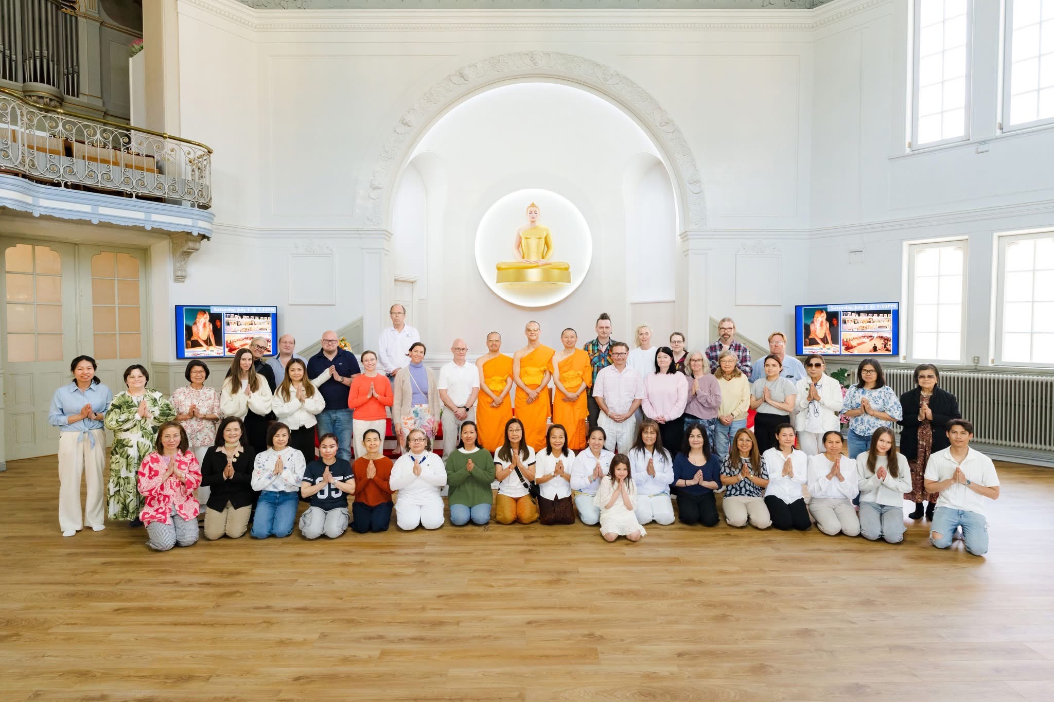 ทุกท่านได้ร่วมถ่ายภาพหมู่เป็นที่ระลึก