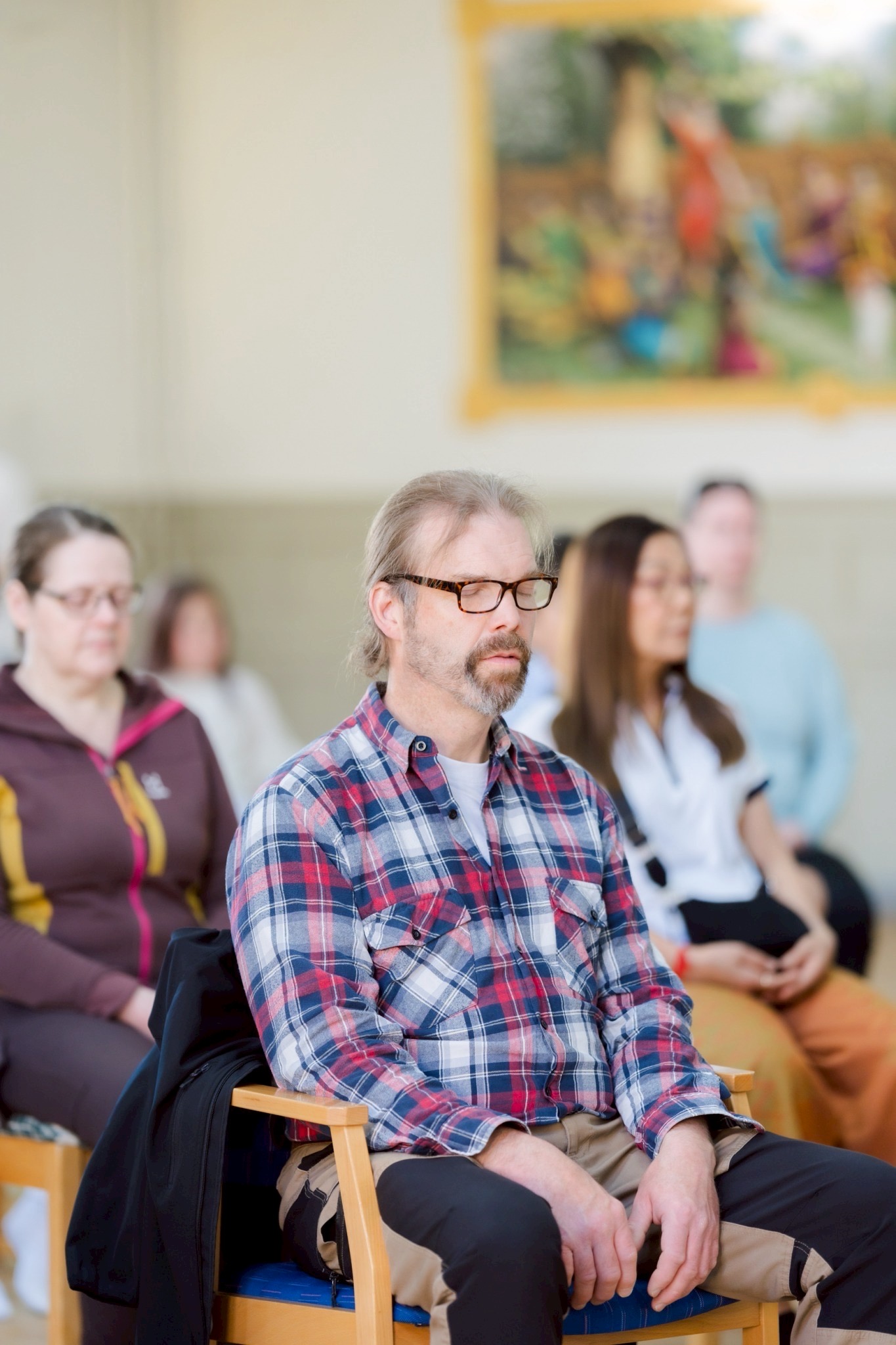 ผู้ร่วมกิจกรรมนั่งสมาธิทำใจให้หยุดนิ่งสงบ