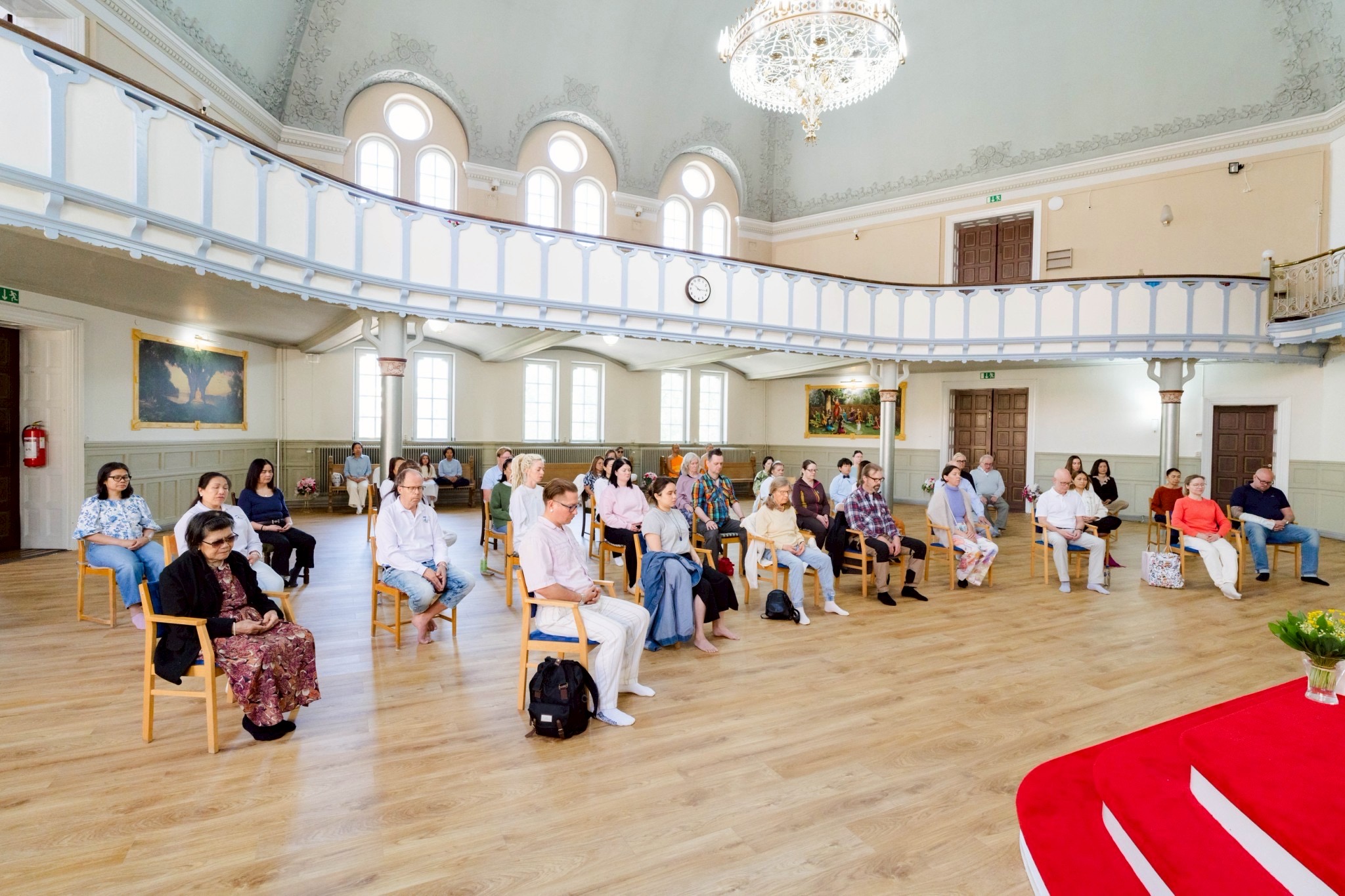 ผู้ร่วมกิจกรรมนั่งสมาธิทำใจให้หยุดนิ่งสงบ