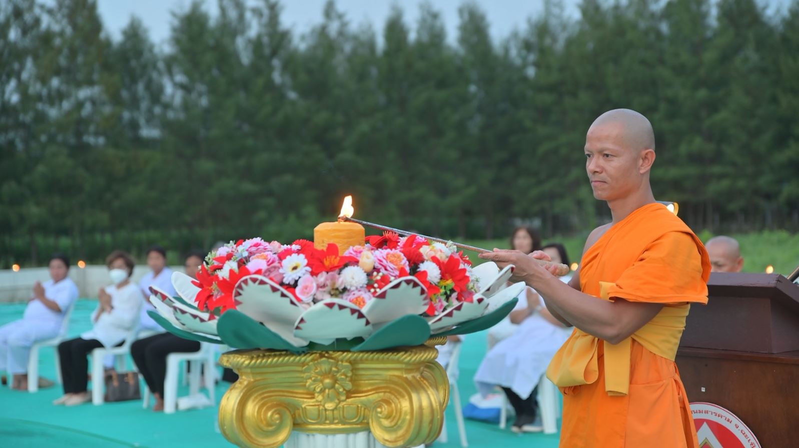 ศูนย์ปฏิบัติธรรมพนมสารคาม จัดพิธีจุดประทีปเนื่องในวันพระ