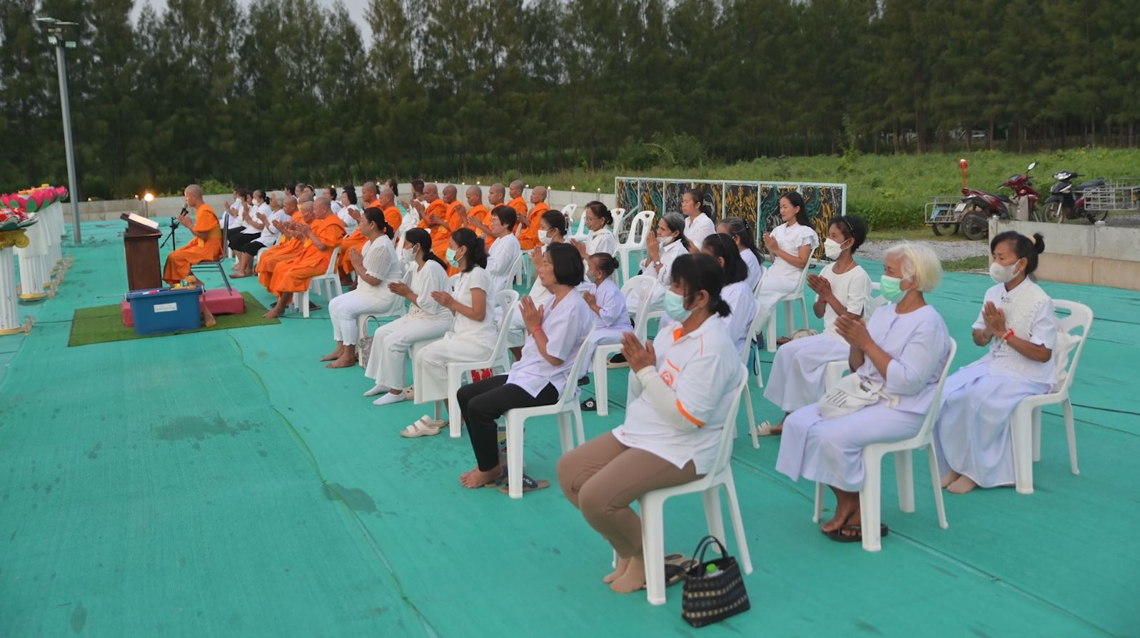 ศูนย์ปฏิบัติธรรมพนมสารคาม จัดพิธีจุดประทีปเนื่องในวันพระ