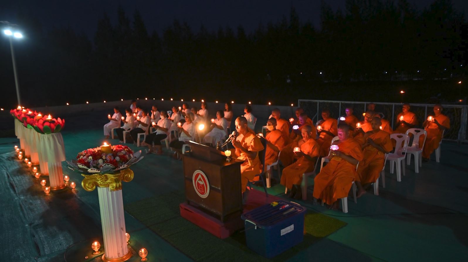 ศูนย์ปฏิบัติธรรมพนมสารคาม จัดพิธีจุดประทีปเนื่องในวันพระ