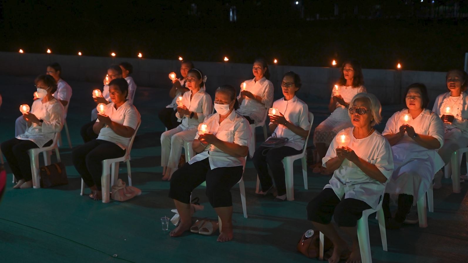 ศูนย์ปฏิบัติธรรมพนมสารคาม จัดพิธีจุดประทีปเนื่องในวันพระ