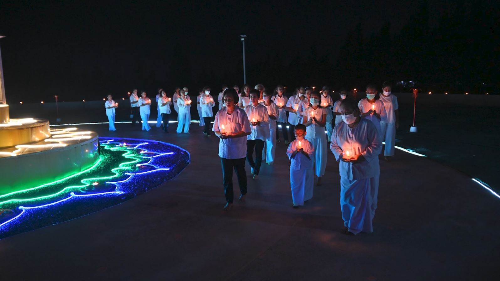 ศูนย์ปฏิบัติธรรมพนมสารคาม จัดพิธีจุดประทีปเนื่องในวันพระ