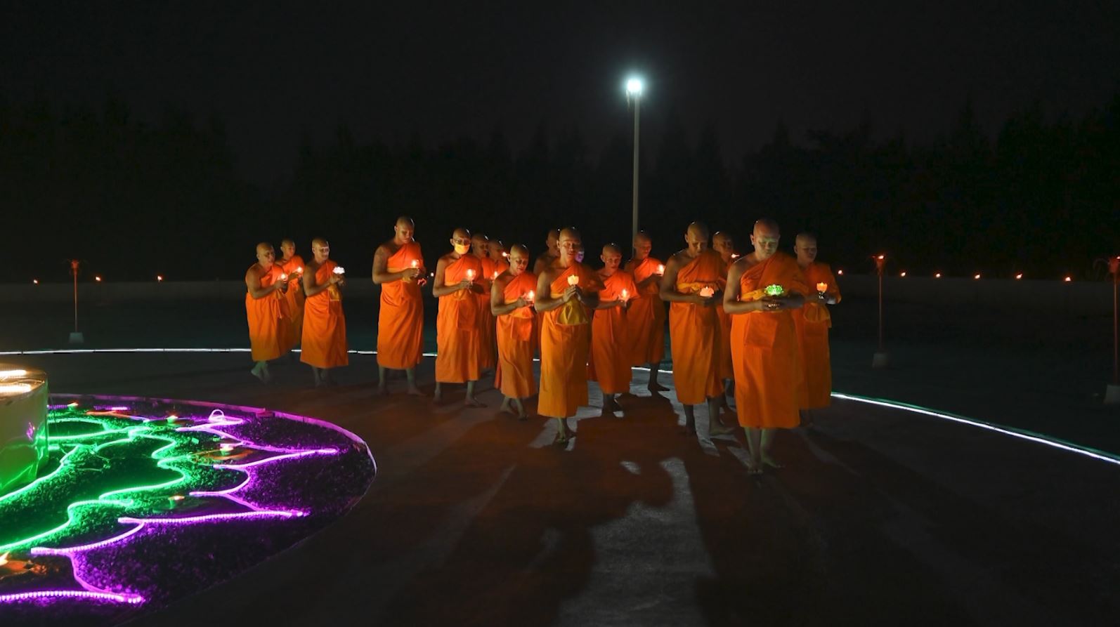 ศูนย์ปฏิบัติธรรมพนมสารคาม จัดพิธีจุดประทีปเนื่องในวันพระ