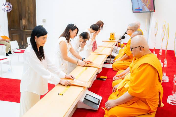 สาธุชนได้ทอดผ้าบังสุกุล