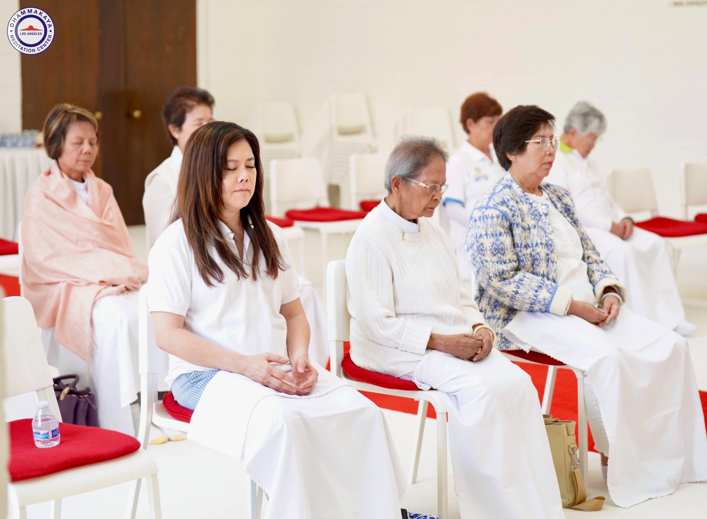 ทุกท่านนั่งสมาธิทำใจให้หยุดนิ่งสงบ