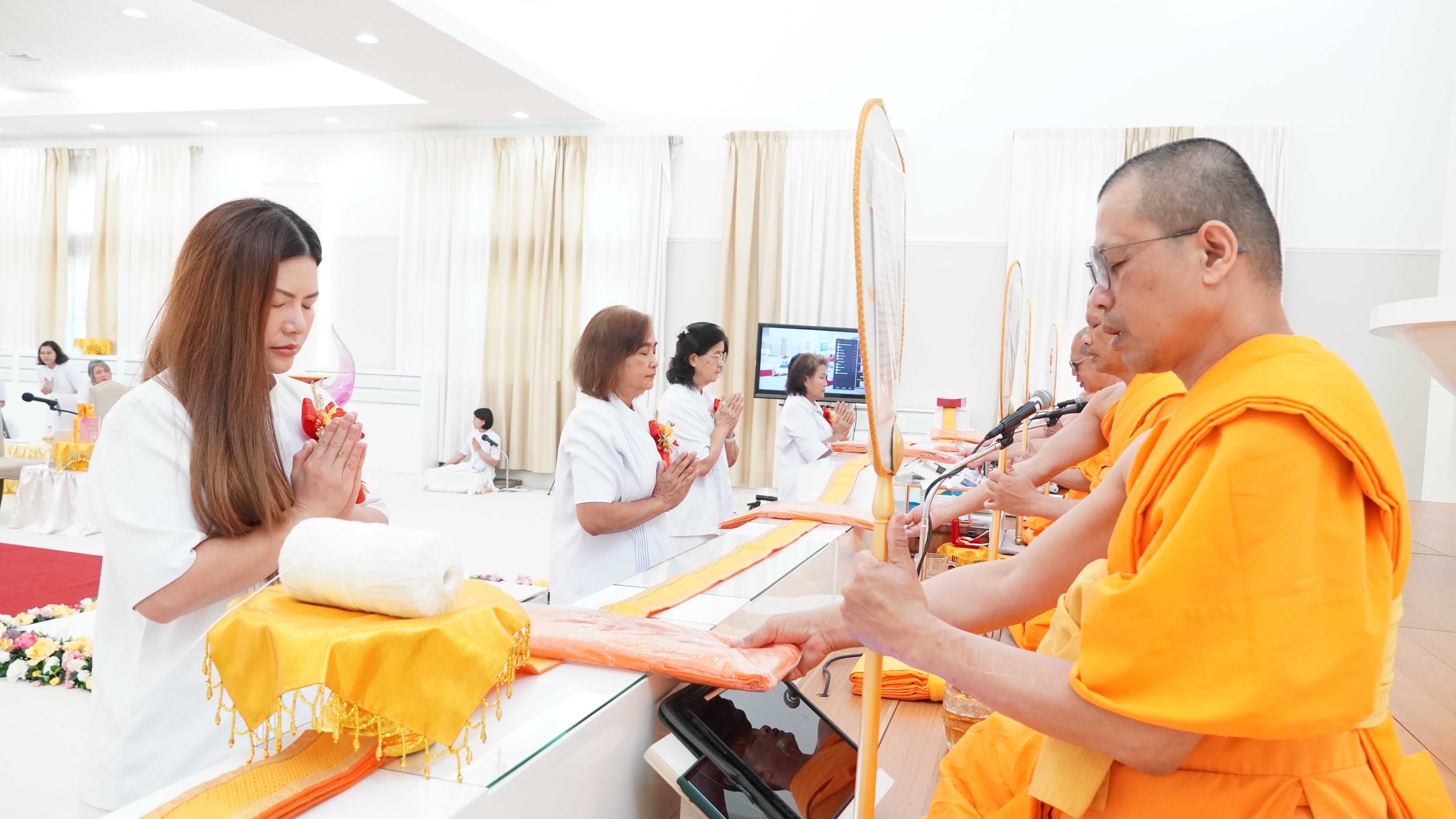 ทอดผ้าป่าบำรุงวัด