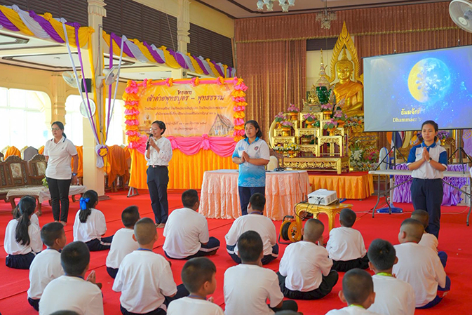 พี่ Staff จากชมรมพุทธศาสตร์สากล พร้อมด้วยทีมงานการศึกษานอก และพี่ๆทหารที่มาจัดกิจกรรมให้กับนักเรียนในครั้งนี้