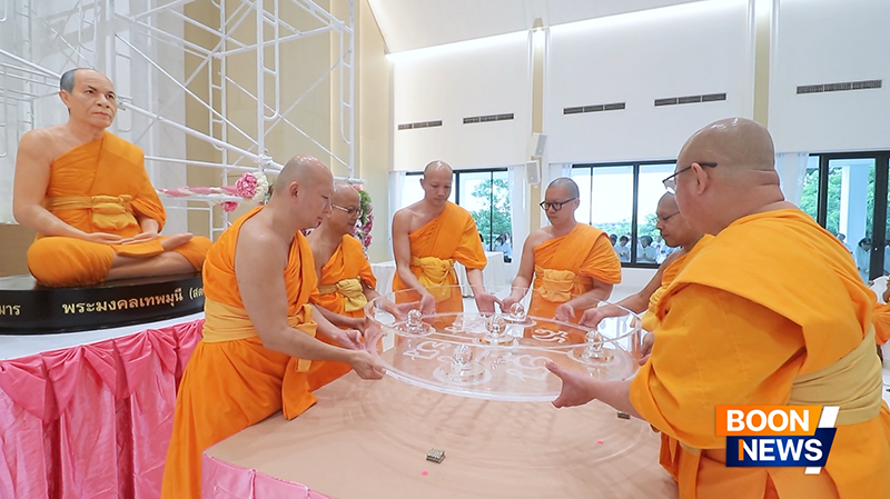 คณะสงฆ์ได้อัญเชิญกล่องอะคริลิกประดิษฐานดวงแก้วขึ้นติดตั้งบนแท่น