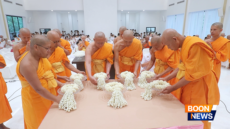 พิธีสักการะรูปเหมือนพระเดชพระคุณหลวงปู่ด้วยพวงมาลัยดอกมะลิของหอม