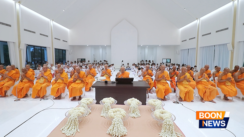 คณะสงฆ์พร้อมด้วยท่านเจ้าภาพ ผู้มีบุญ ได้ร่วมกันสวดบทสรรเสริญพระมงคลเทพมุนี (สด จนฺทสโร)