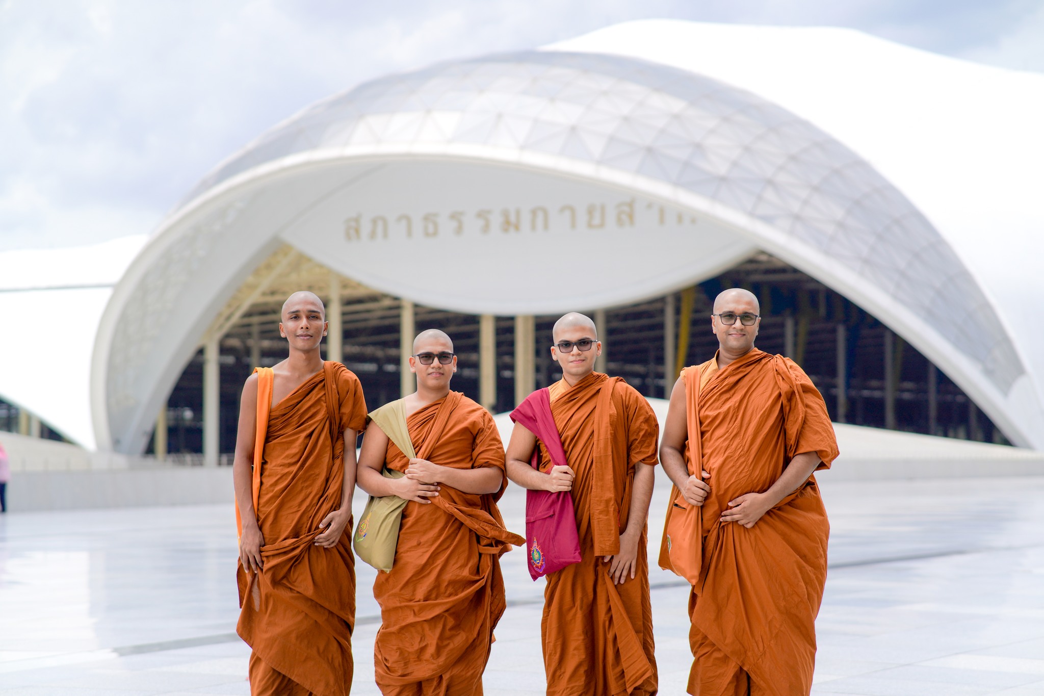พระภิกษุชาวศรีลังกา เดินทางมาเยี่ยมชมวัดพระธรรมกาย