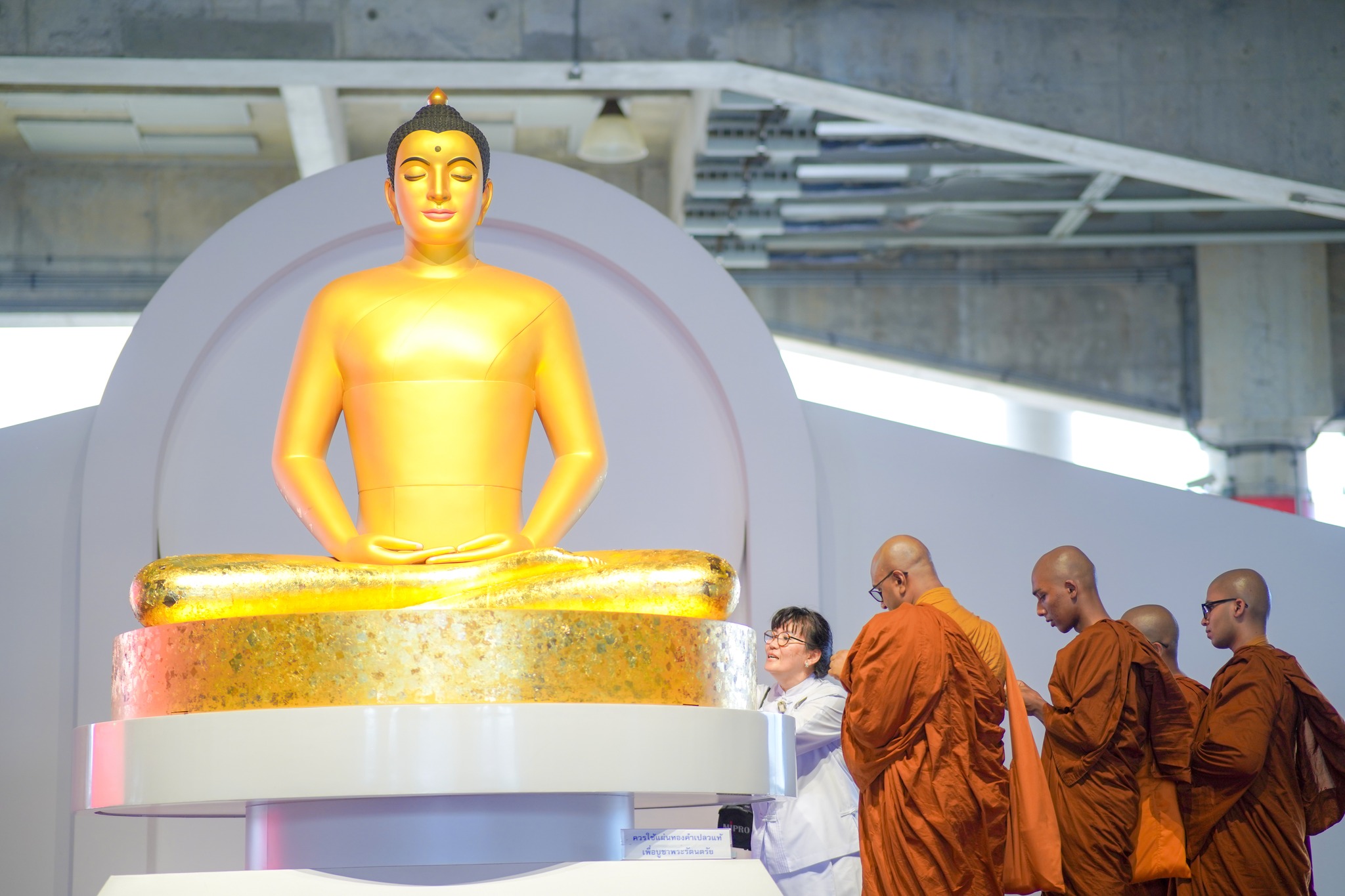 พระภิกษุชาวศรีลังกา เดินทางมาเยี่ยมชมวัดพระธรรมกาย