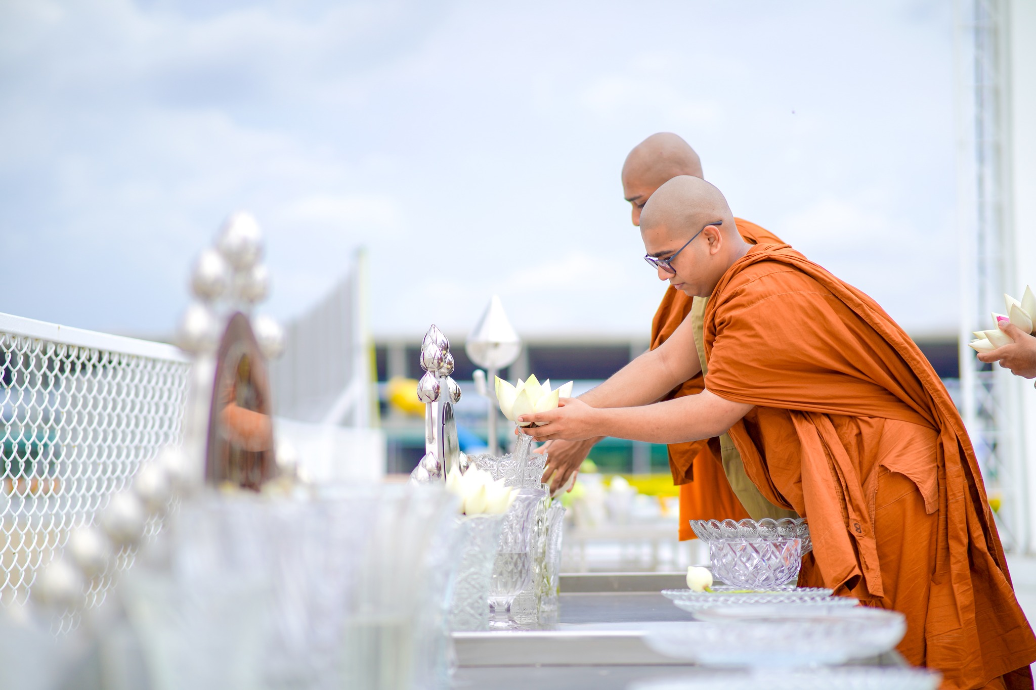 พระภิกษุชาวศรีลังกา เดินทางมาเยี่ยมชมวัดพระธรรมกาย