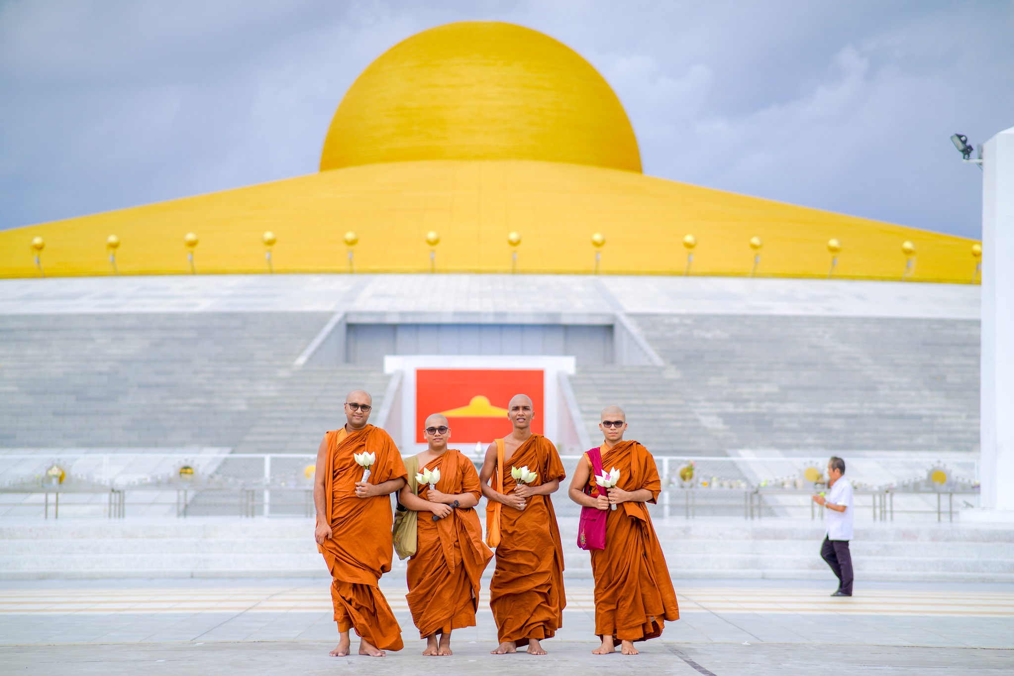พระภิกษุชาวศรีลังกา เดินทางมาเยี่ยมชมวัดพระธรรมกาย
