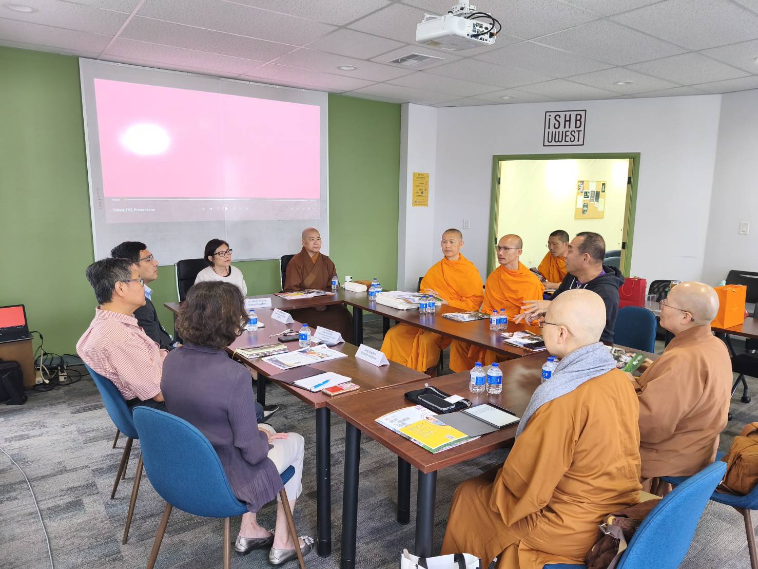 คณะยังได้ไปเยี่ยมชม University of the West (มหาวิทยาลัยเวสต์) ซึ่งอยู่ภายใต้การดูแลของวัด Hsi Lai (วัดซีไหล) 