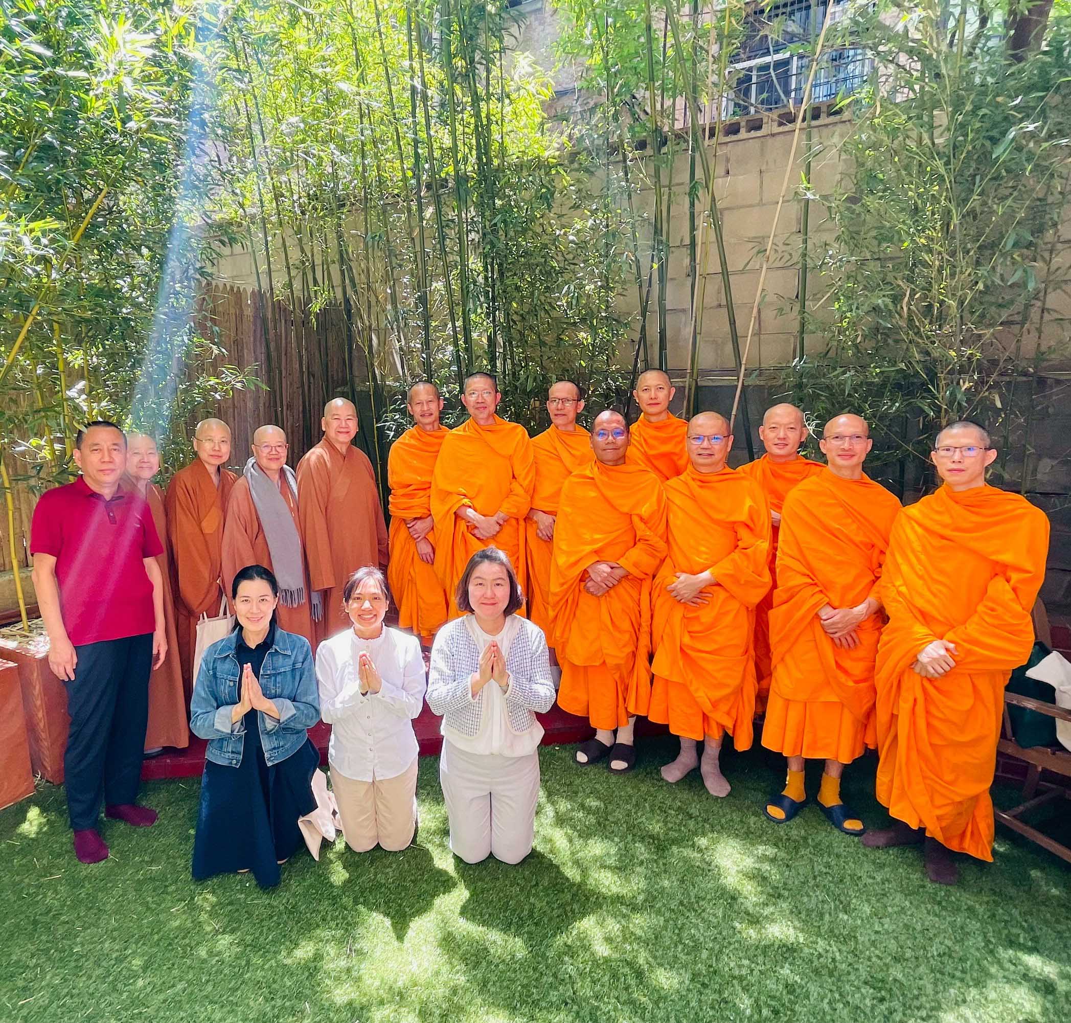 พระสงฆ์วัดพระธรรมกาย ร่วมกับ สหพันธ์ชาวพุทธทั่วโลก และภิกษุณีจากไต้หวัน เยี่ยมชมวัดมัชฌิมาราม