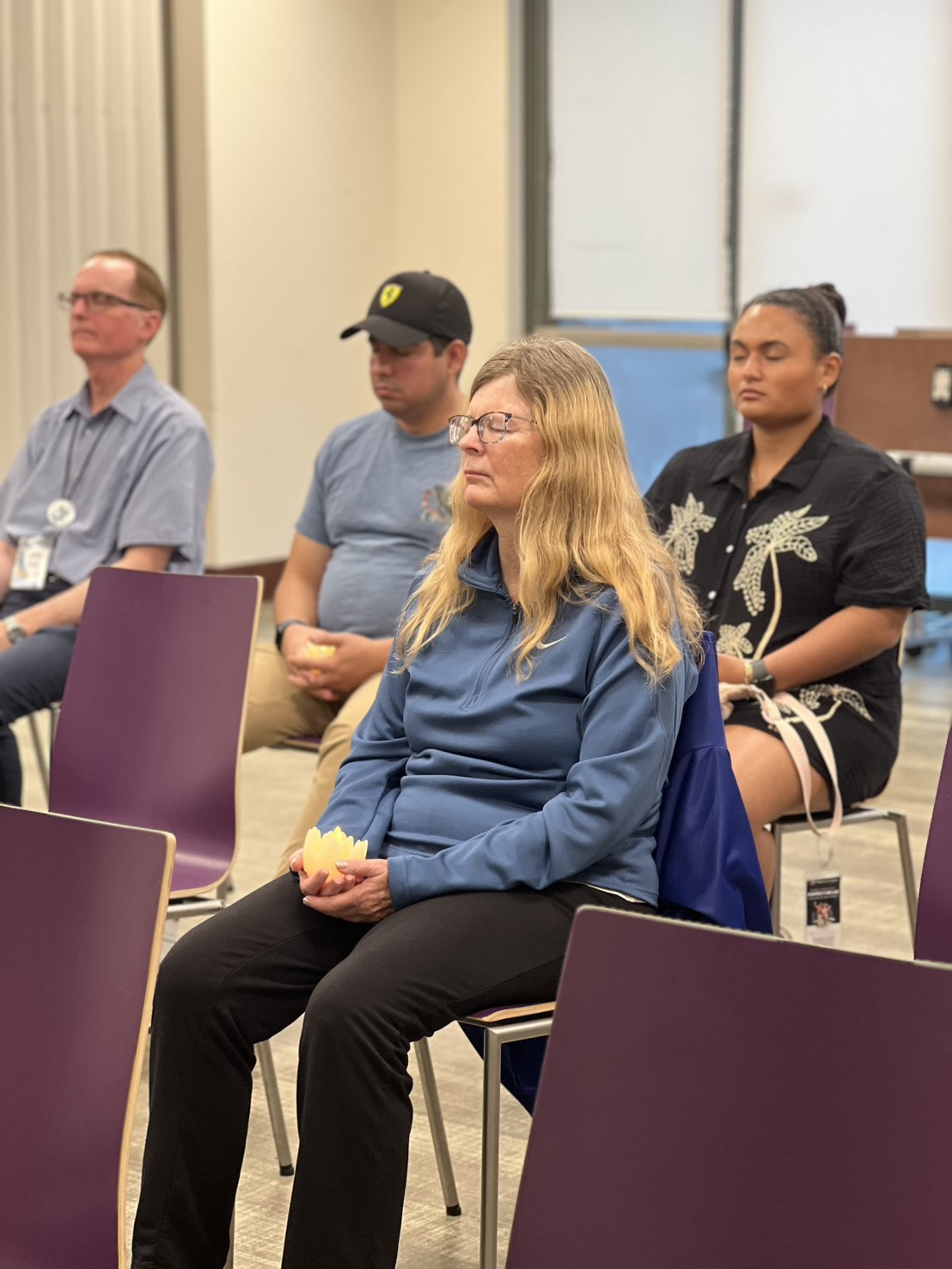 พระอาจารย์แนะนำสมาธิเบื้องต้นให้กับผู้เข้าร่วมปฏิบัติธรรม โดยเน้นหลักสติกับสบาย และแนะนำให้รู้จักศูนย์กลางกายฐานที่ 7