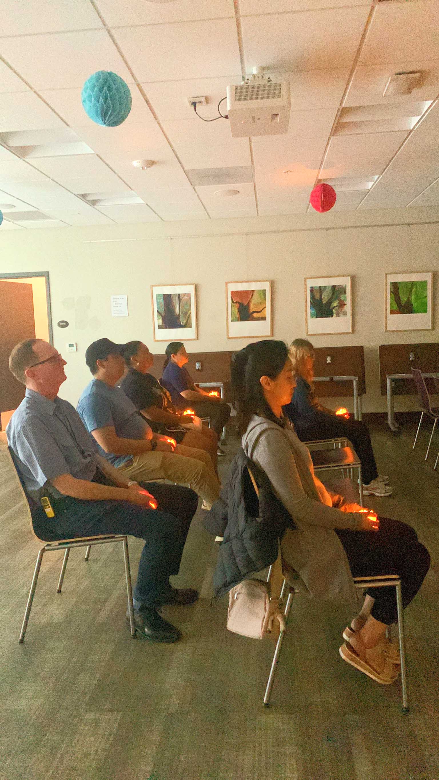 ทุกคนจุดเทียน พร้อมทั้งนั่งสมาธิพร้อมแสงเทียน เป็นระยะเวลา 30 นาที