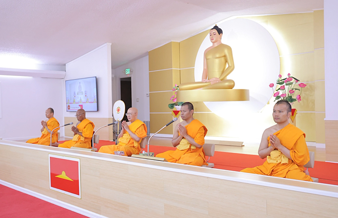 ท่านประธานสงฆ์ ได้นำบูชารัตนตรัย และสวดมนต์บทธัมมจักกัปปวัตตนสูตร