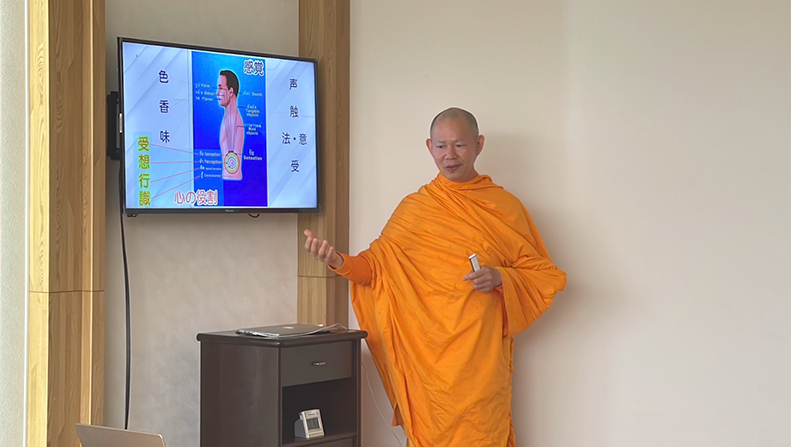 พระอาจารย์ได้เมตตาอธิบายถึงความสำคัญของการนั่งสมาธิ พร้อมทั้งให้แนวทางในการปฏิบัติสำหรับผู้ที่มาฝึกสมาธิใหม่