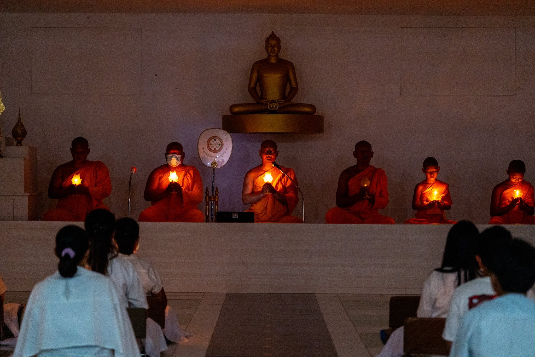 ศูนย์ปฏิบัติธรรมสุราษฎร์ธานี จัดสวดมนต์และจุดประทีปเนื่องในวันพระ