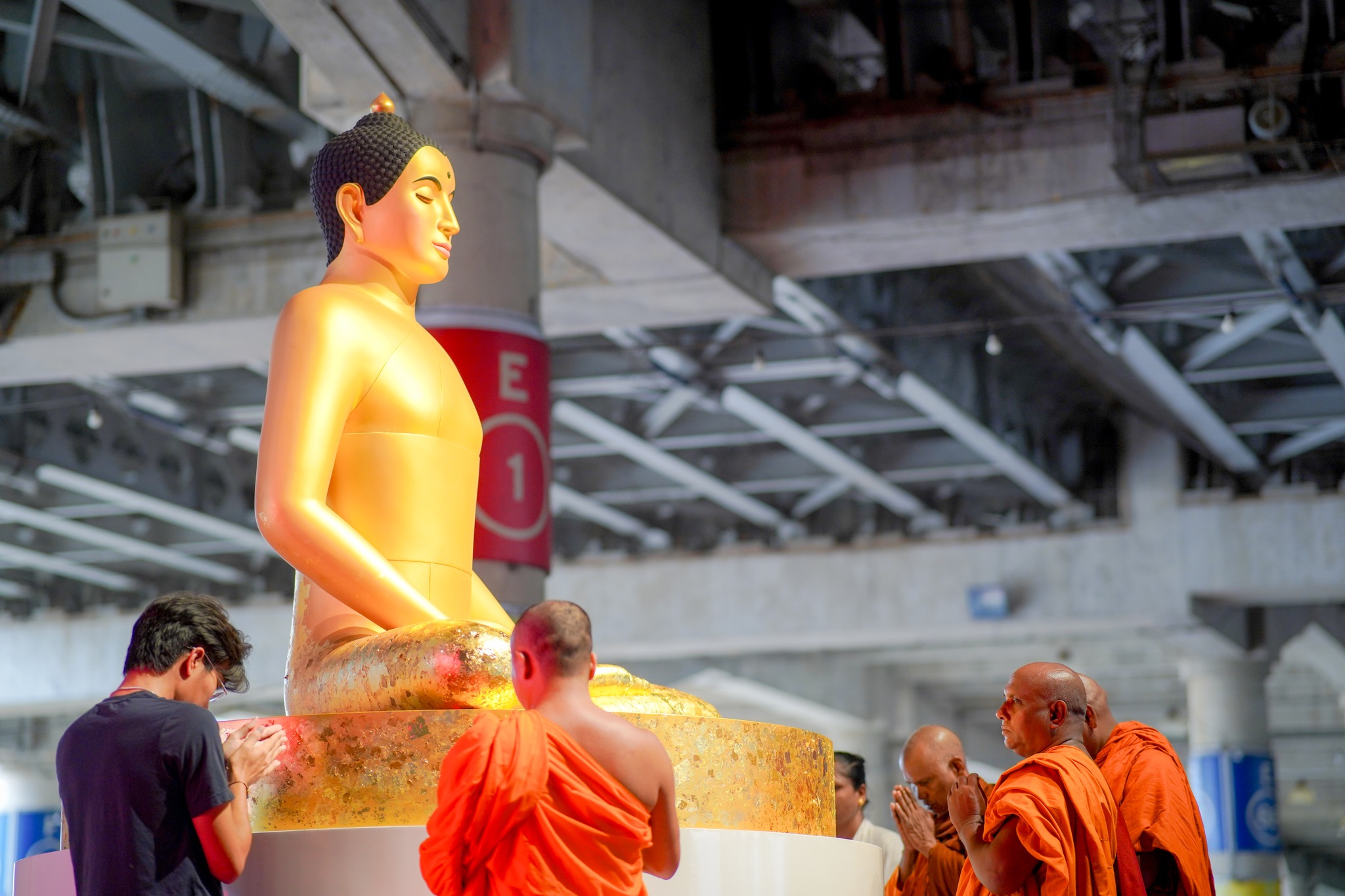 คณะสงฆ์ และชาวอินเดีย เดินทางมาเยี่ยมชมวัดพระธรรมกาย