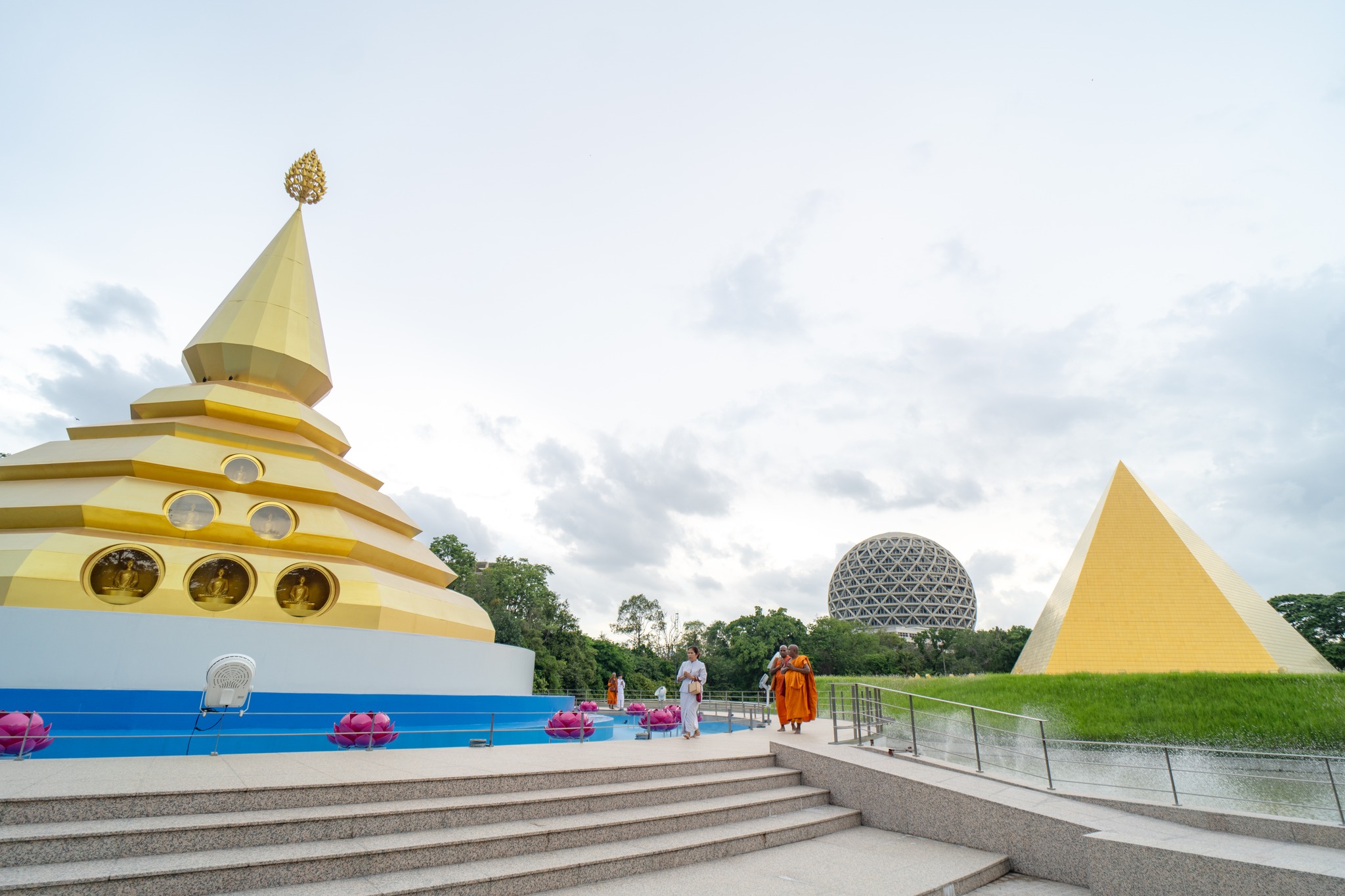 คณะสงฆ์ และชาวอินเดีย เดินทางมาเยี่ยมชมวัดพระธรรมกาย