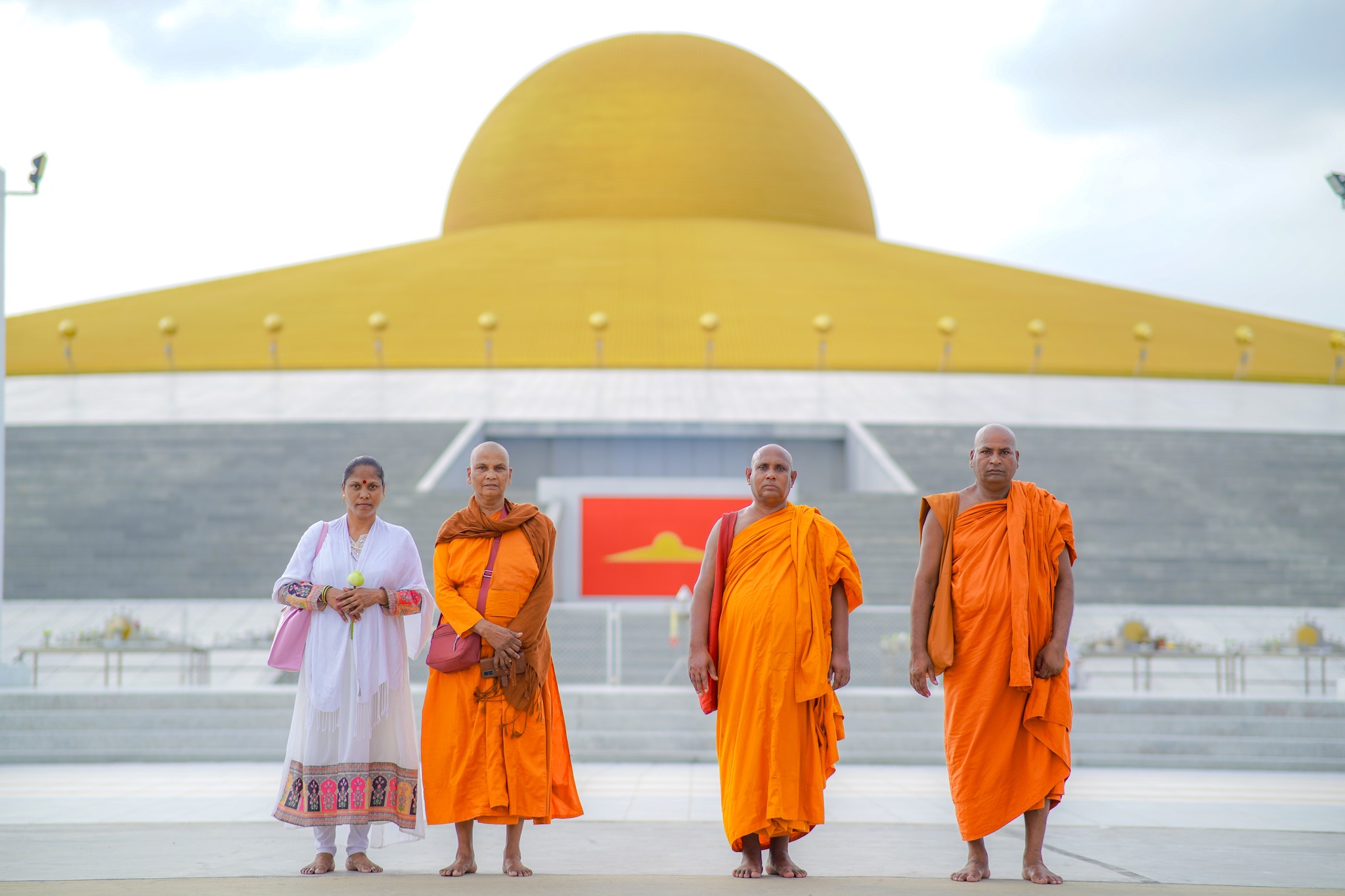 คณะสงฆ์ และชาวอินเดีย เดินทางมาเยี่ยมชมวัดพระธรรมกาย