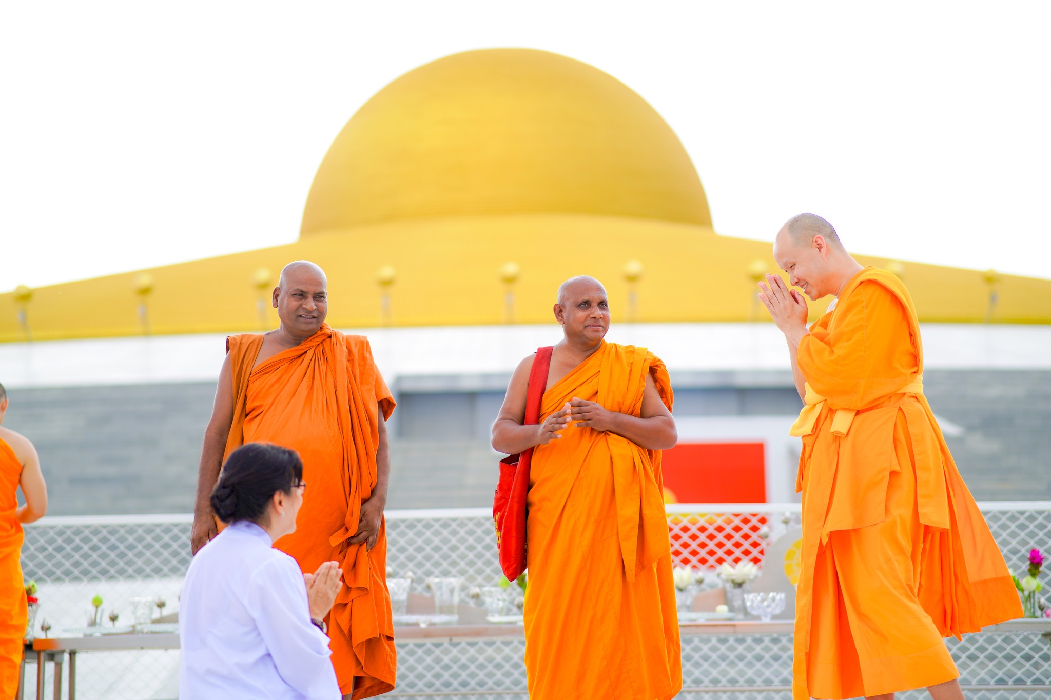 คณะสงฆ์ และชาวอินเดีย เดินทางมาเยี่ยมชมวัดพระธรรมกาย