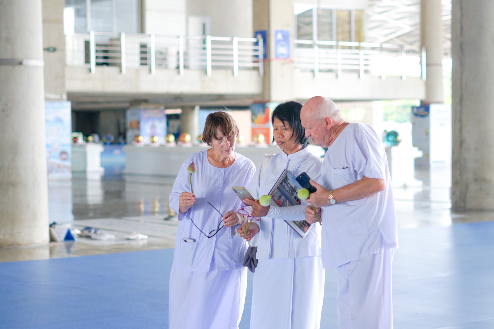 เดินชมรอบๆ มหารัตนวิหารคดและมหาธรรมกายเจดีย์