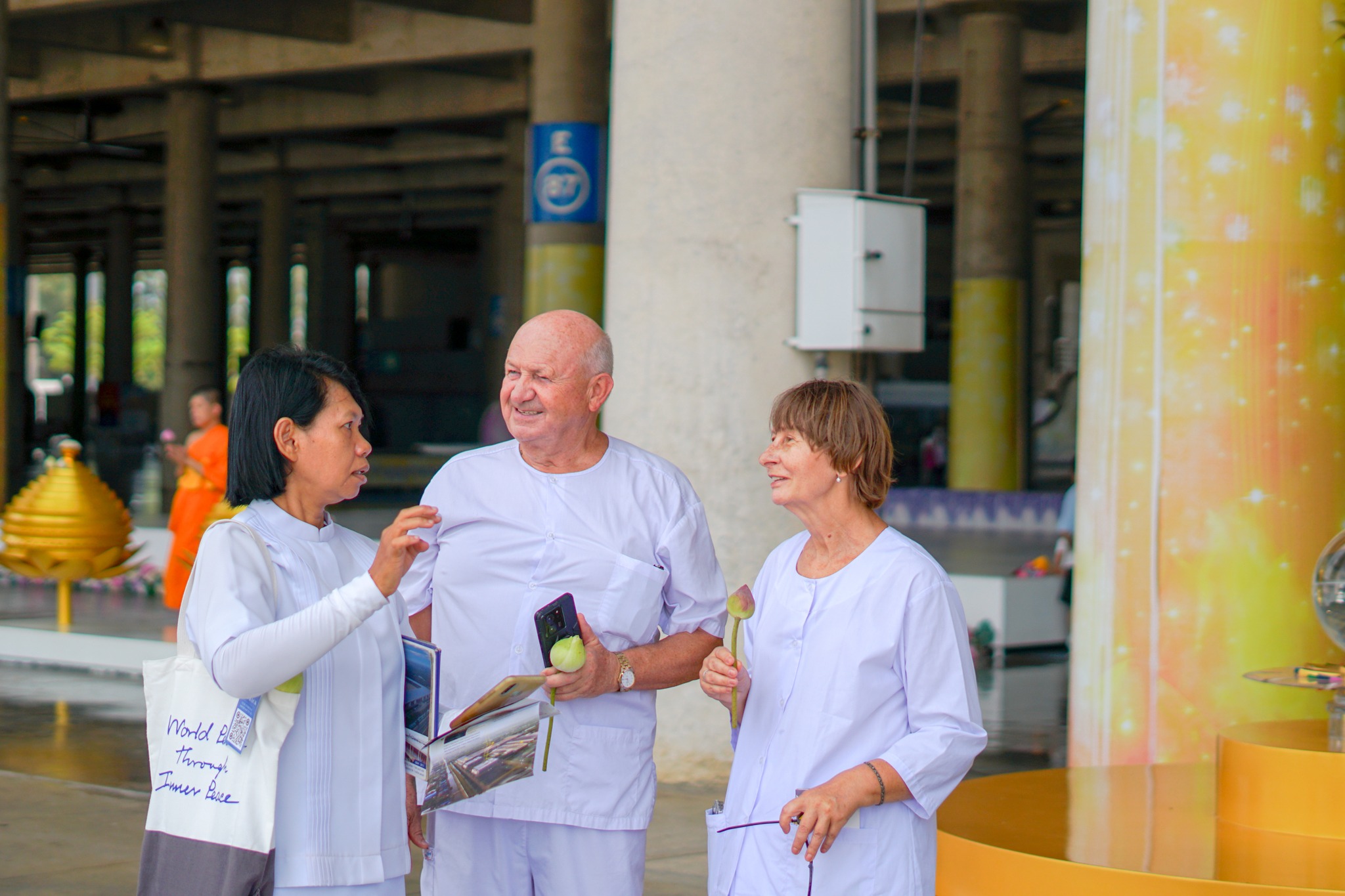 ชาวรัสเซีย เดินทางมาเยี่ยมชมวัดพระธรรมกาย