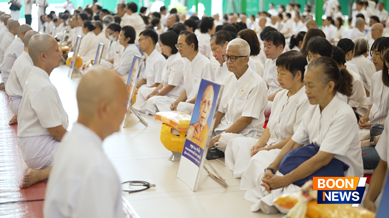 นาคธรรมทายาท พร้อมด้วยผู้ปกครอง และสาธุชน ที่มาร่วมพิธี ได้รวมใจปฏิบัติธรรม