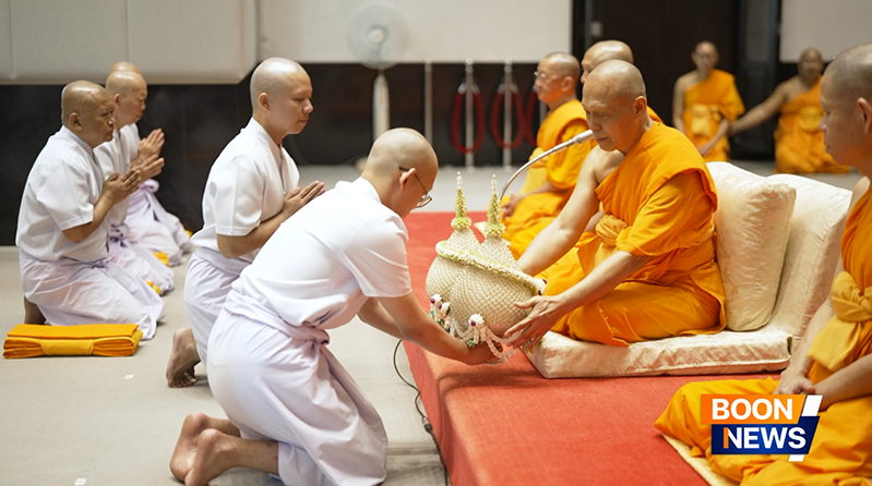 ตัวแทนนาคธรรมทายาท 2 ท่าน ได้น้อมนำพานพุ่มถวายแด่พระอุปัชฌาย์