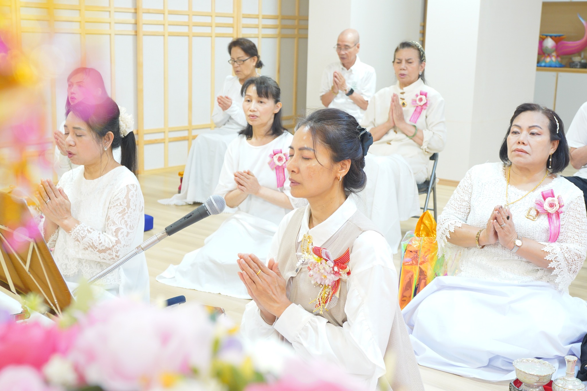 สาธุชนทุกท่านสวดมนต์ร่วมกัน